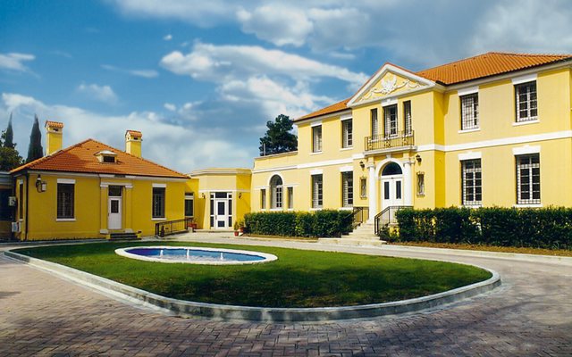 “I refuzojmë dy ekstremet”, ambasada amerikane në