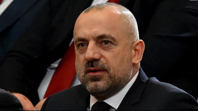 Gjykata lëshon fletë-arresti për Radoiçiçin dhe 10